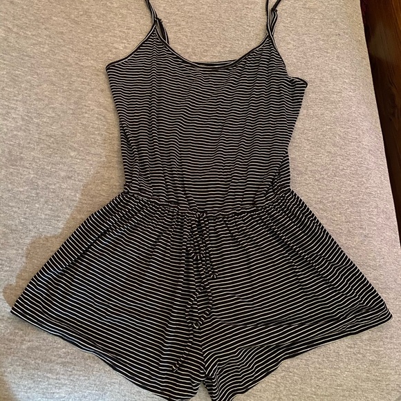 Old navy romper - Picture 1 of 3